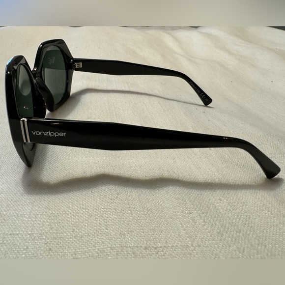 VonZipper | Women’s Buelah Round Sunglasses | Black on Black - Picture 5 of 8